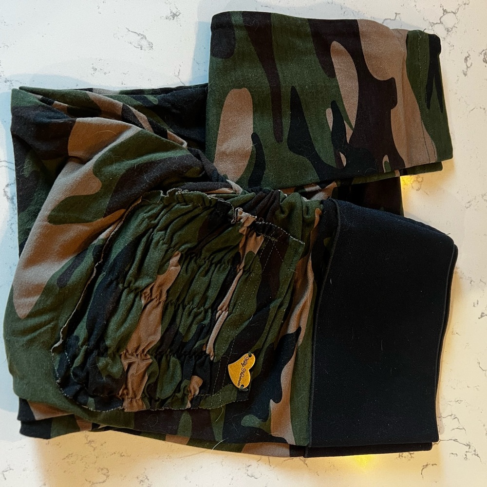 Cute Booty Lounge Camp leggings.